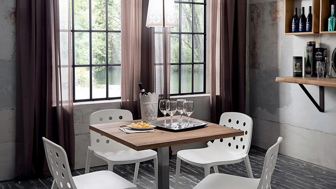 Tavolo con piano in HPL e base in metallo Zoe di La Primavera