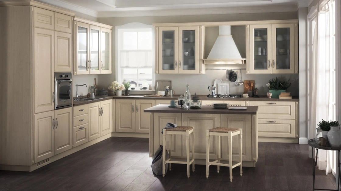Cucina Classica con isola Madeleine 07 in frassino Burro di Scavolini