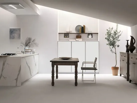 Cucina Moderna con penisola Aliant 10 in vetro e HPL di Stosa