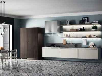 Cucina Moderna sospesa Carattere 16 in laccato Grigio con armadio in Noce Saxony di Scavolini
