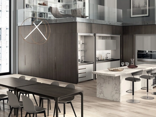 Cucina su misura salvaspazio con isola centrale Boxi 04 in laccato lucido Grigio Chiaro di Scavolini