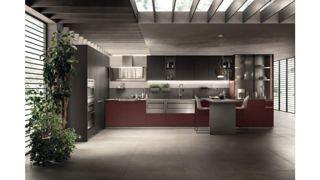 Cucina su misura angolare con penisola Mia 06 Rosso Jaipur e Rovere Carbone di Scavolini