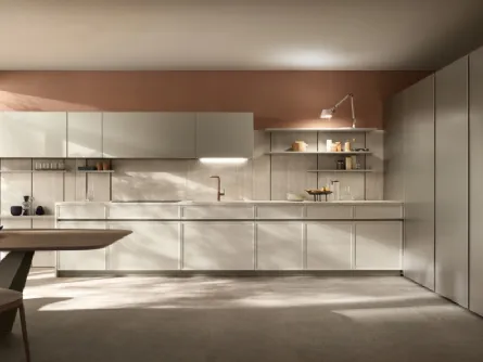 Cucina lineare su misura Poetica 03 in Frassino e laccato di Scavolini